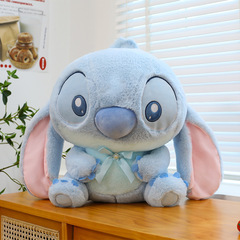 かわいい毛のスティッチのぬいぐるみのスティッチは枕のぬいぐるみを抱いて寝ます。