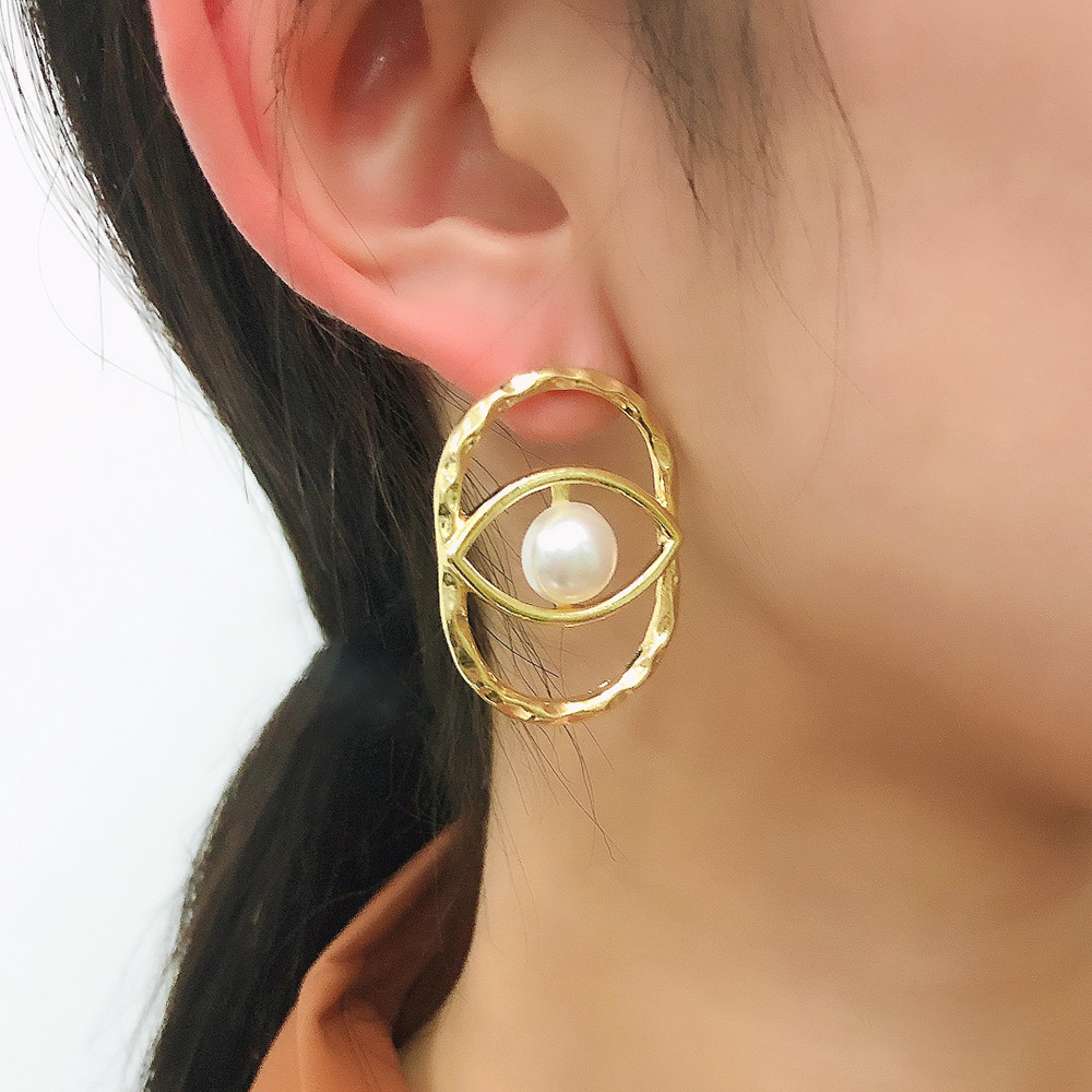 Fashion Geometric Hollow Eye Pearl Earrings display picture 1