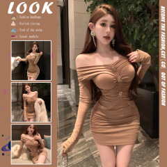 纯欲风辣妹包臀连衣裙女秋冬2025新款设计感修身显瘦一字肩短裙子