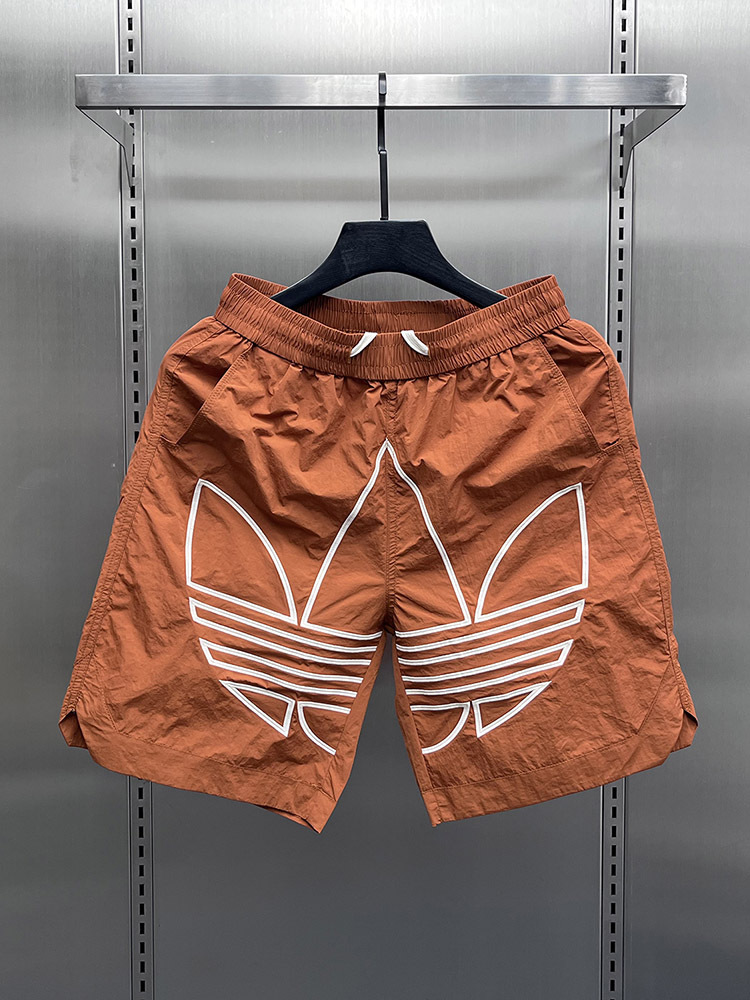 Pantalones de cinco puntos para hombres de verano, pantalones cortos deportivos sueltos casuales de secado rápido, pantalones de playa de color de contraste de bordado de la industria pesada de estilo delgado