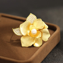 新款金色磨砂拉丝玫瑰花胸针气质精致镶石天然淡水珍珠花卉别针女