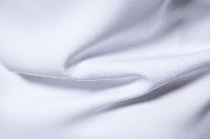 Camicia a maniche lunghe colorata a righe con collo a triangolo alla moda da uomo di nuova taglia europea primavera 2024_voghion.com