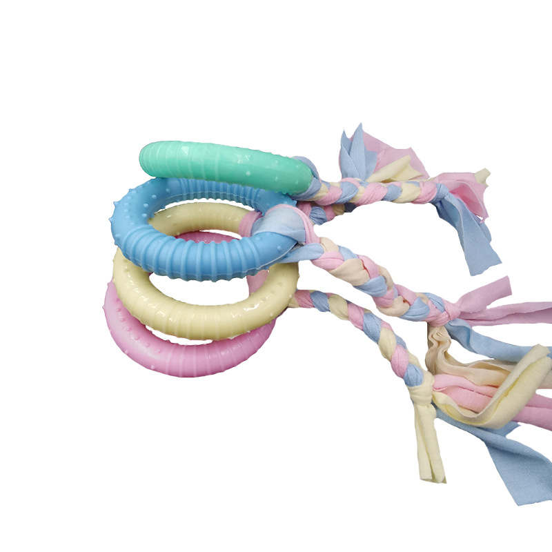 Fábrica al por mayor TPR juguetes para gatos y perros anillo resistente a los mordiscos tira de tela de cuerda de algodón perros medianos y pequeños lanzando juguetes para mascotas de entrenamiento