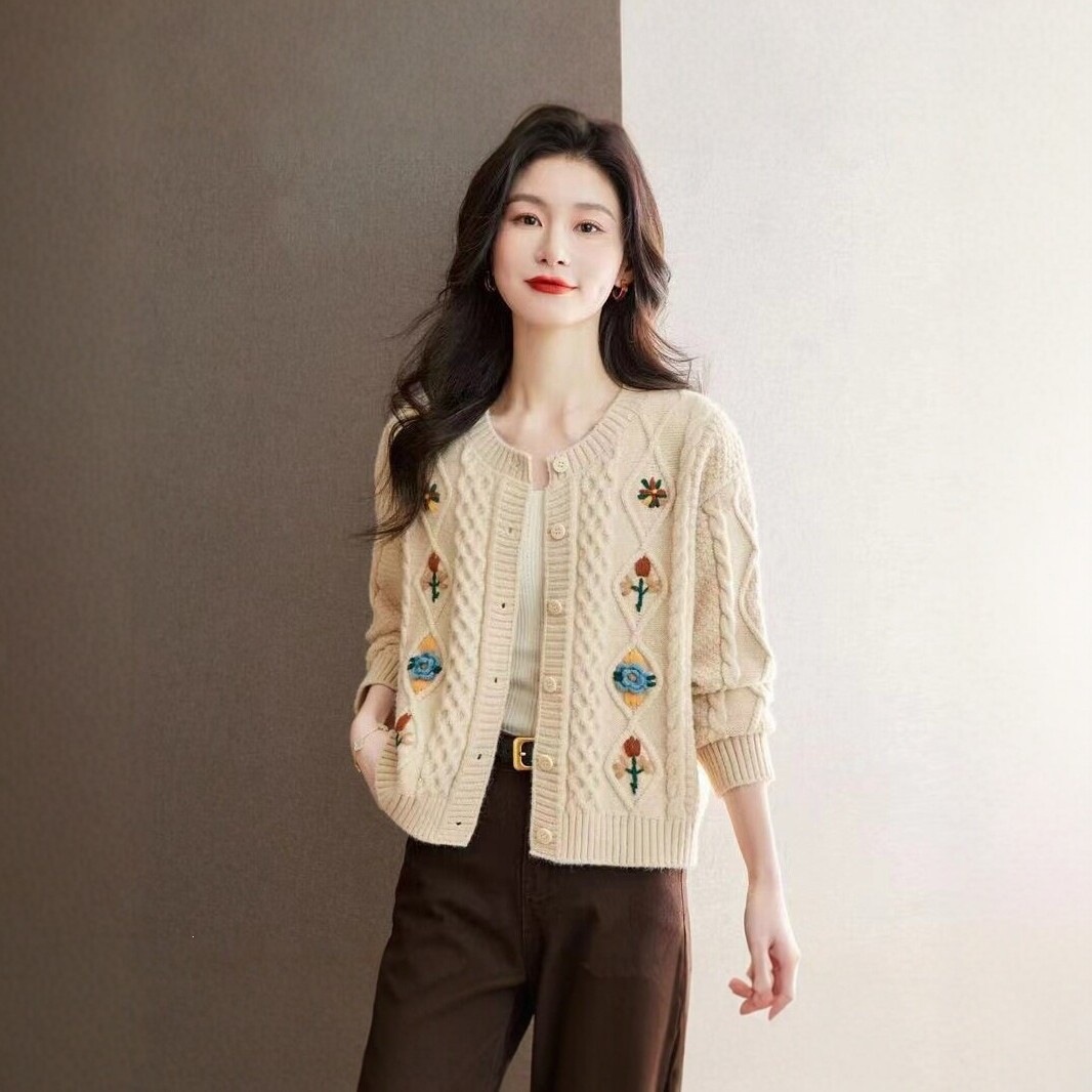 Retro embroidered soft knitted cardigan for women, autumn and winter 2026 new style, loose-fitting knitted top.
