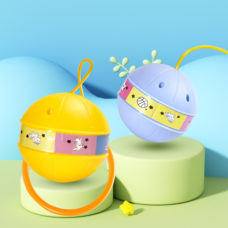 光る跳ねるボールの子供の閃光の夜光の片足はボールを振ります。|undefined