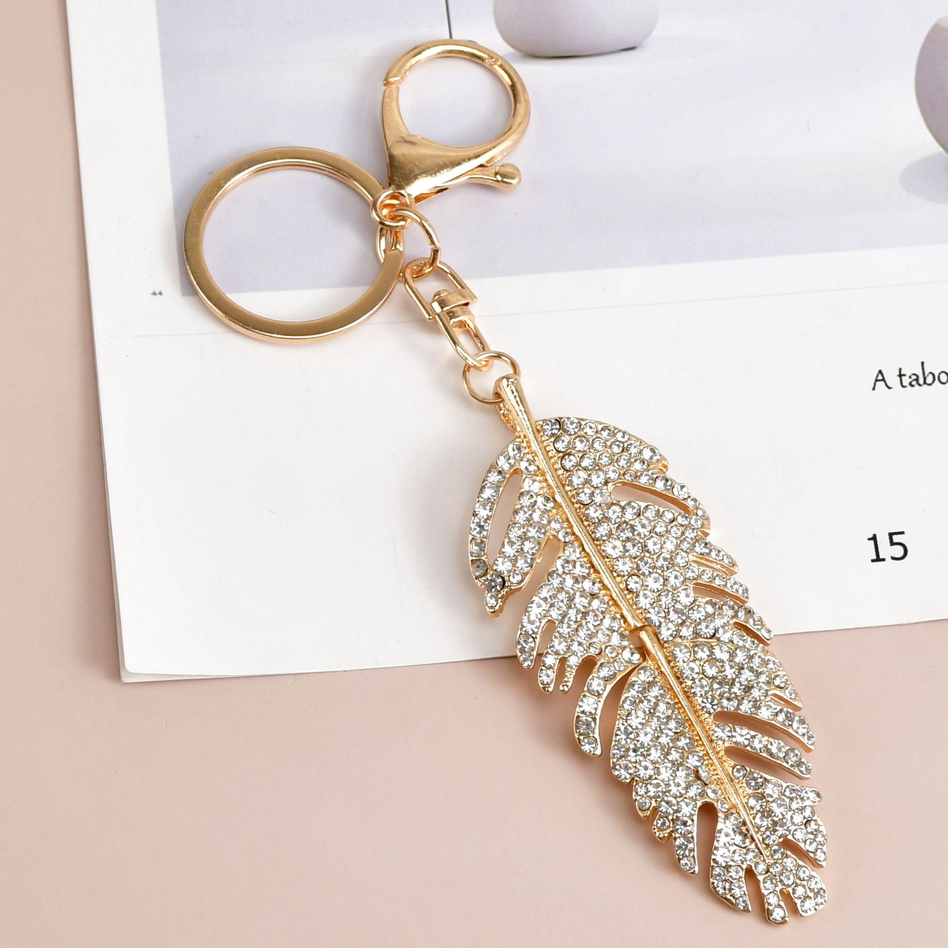 Llavero de lujo vintage con pluma y strass para mujer_voghion.com