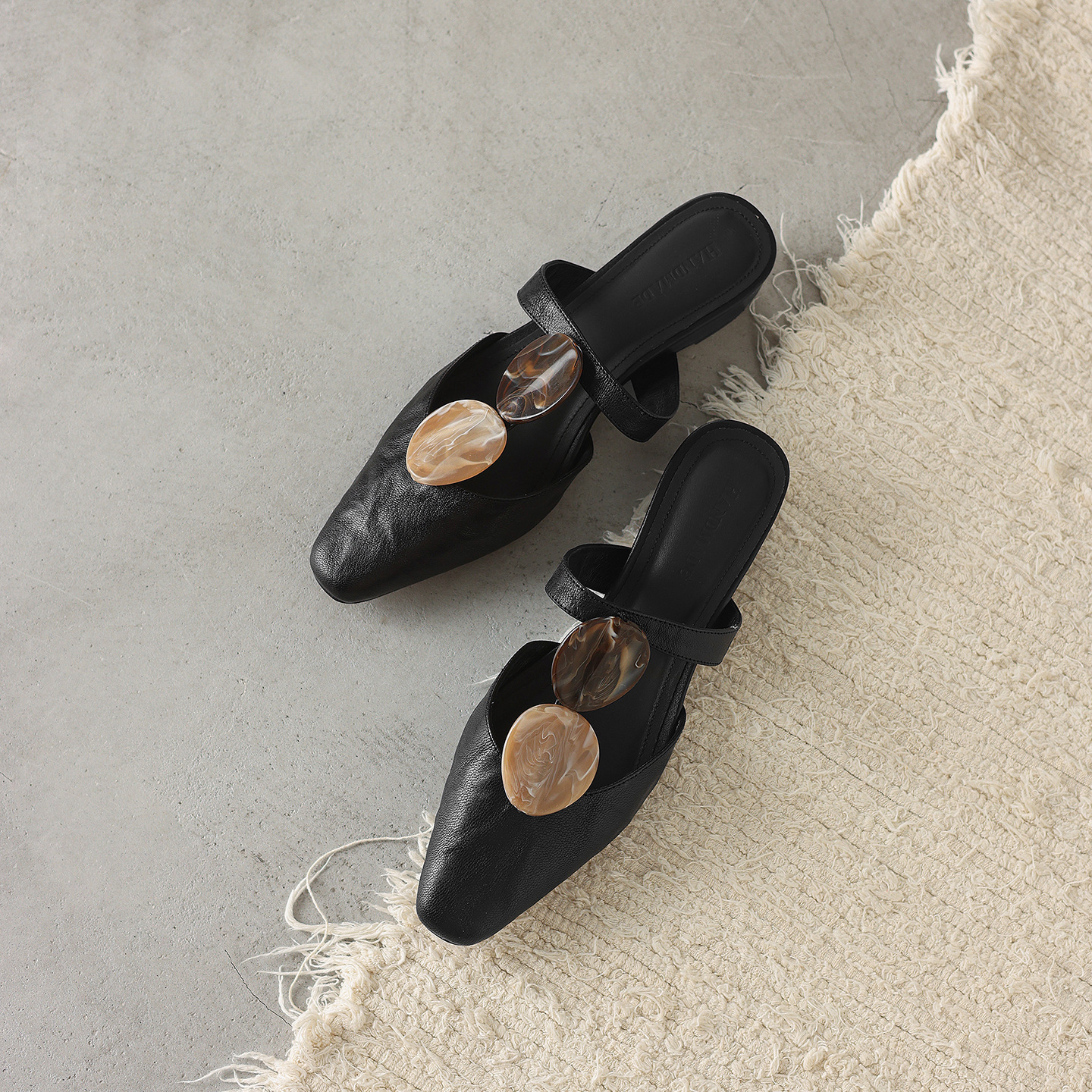 Sandal nữ da dê mũi kín gót thấp phong cách vỏ sò — đen