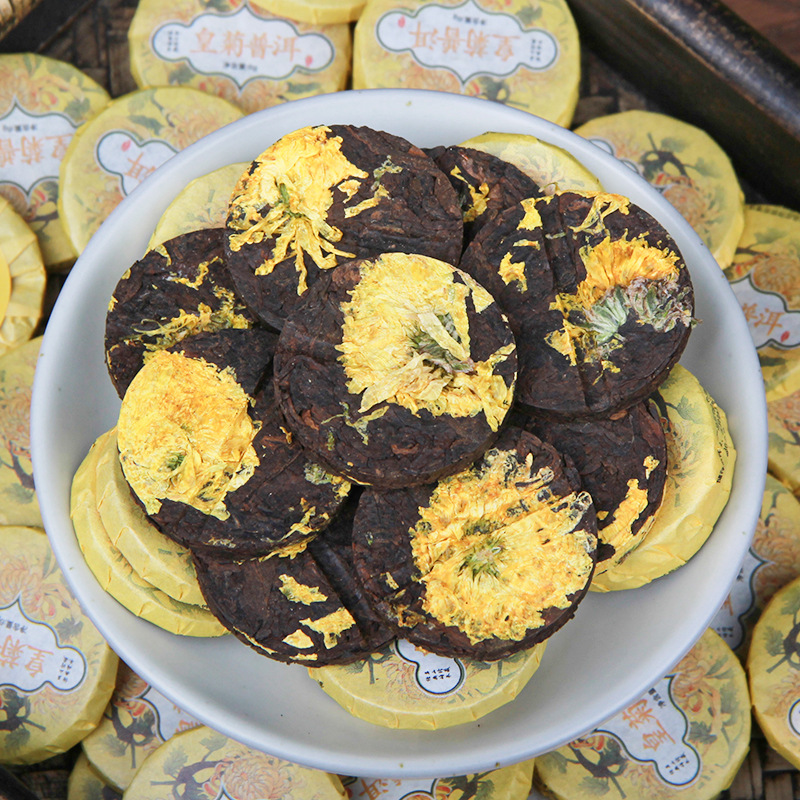 Puerh tea with chrysanthemum flowers