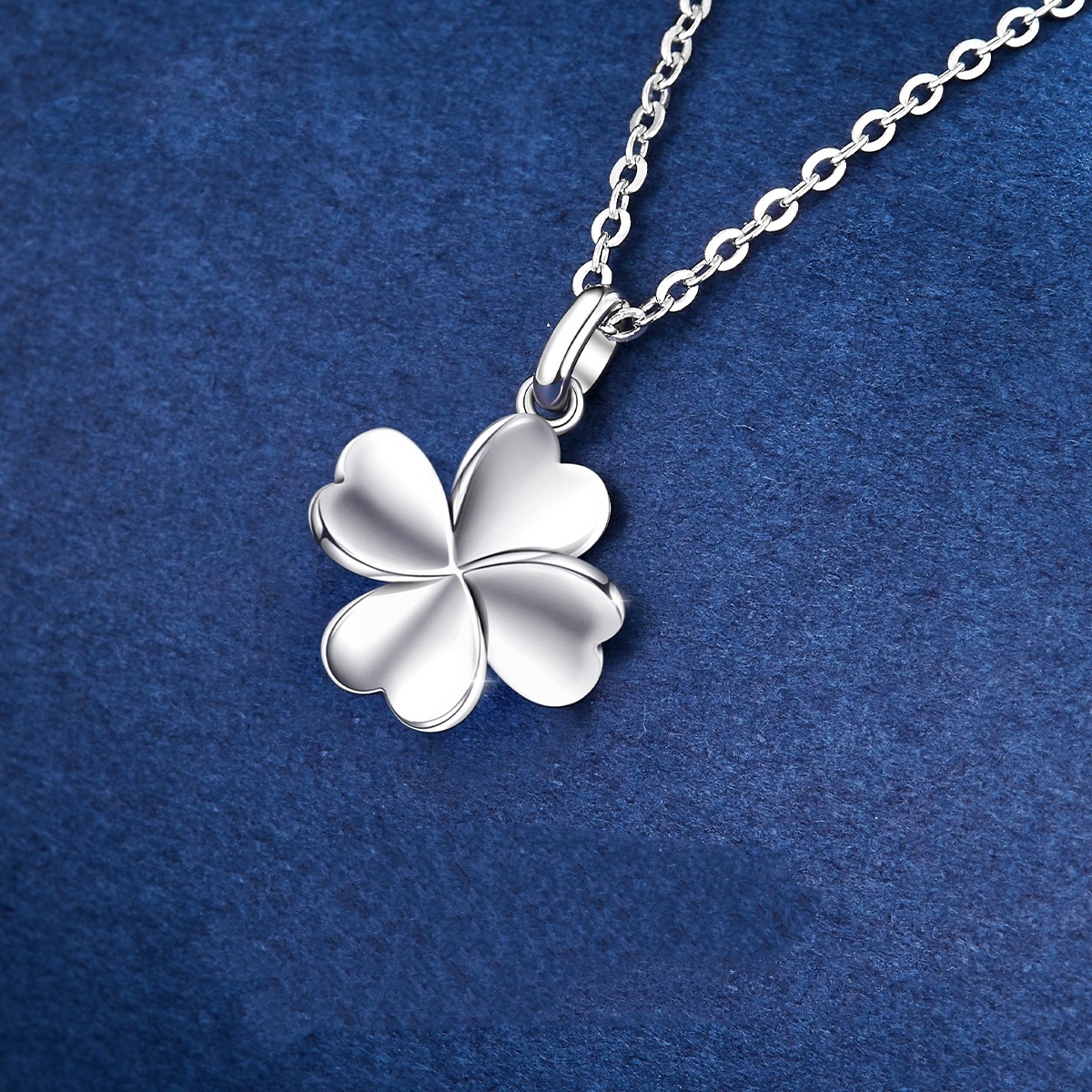 Pure white copper non-fading four-leaf clover pendant necklace female Korean and Japanese minority birthday Valentine's Day gift for girlfriend