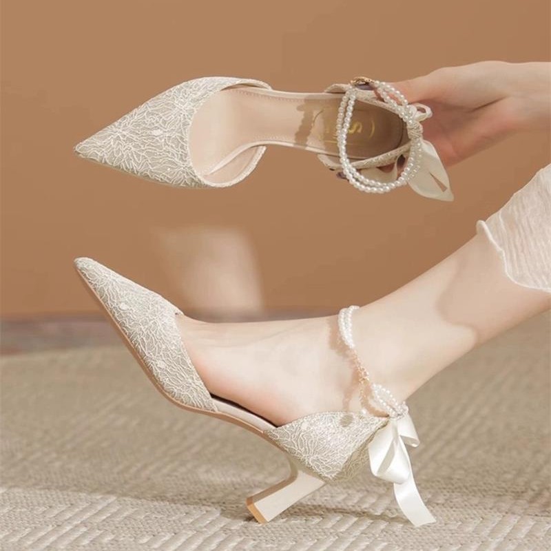 Nuevos zapatos huecos de tacones altos chinos de color champagne para mujeres 2026 cadenas de perlas de verano de alto nivel de tacones gruesos no cansados sandalias para mujeres
