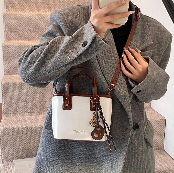 Otoño y invierno retro cera de cuero bolso de agua para mujeres 2024 nuevo estilo universal nicho bolso de hombro de alta calidad bolso portátil