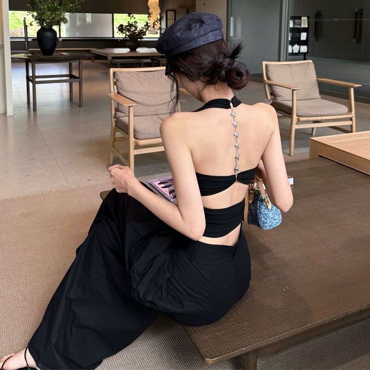 タイの美しいホットガールはピーコックブルーのバックレス2025ノースリーブキャミソール女性用ホルターネックトップを着用しています|undefined