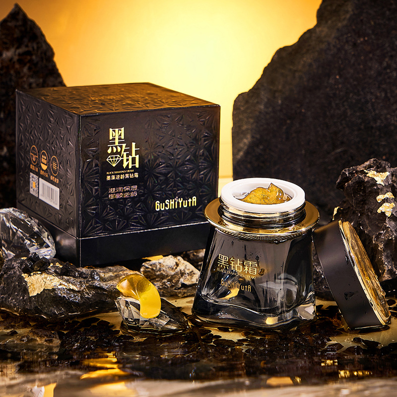The story with her ink algae anti-aging black diamond cream, moisturizing, firming, pore shrinking, and skin brightening, the same as the original.