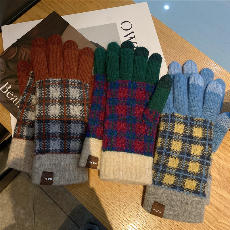 日本の衝突色の格子のタッチパネルの保温の手袋の女性の秋冬の新型のメリヤスとベルベットの車は森の女子学生に乗ります。