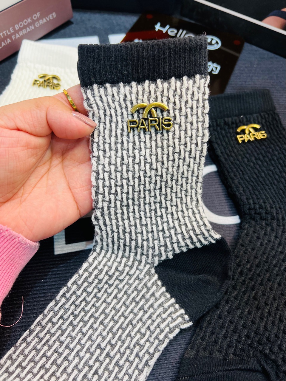 Primavera y verano nuevos calcetines Calcetines de moda personalizados de estilo europeo de las mujeres burbuja círculo metal estándar ins estilo casual mediados de la pantorrilla calcetines al por mayor