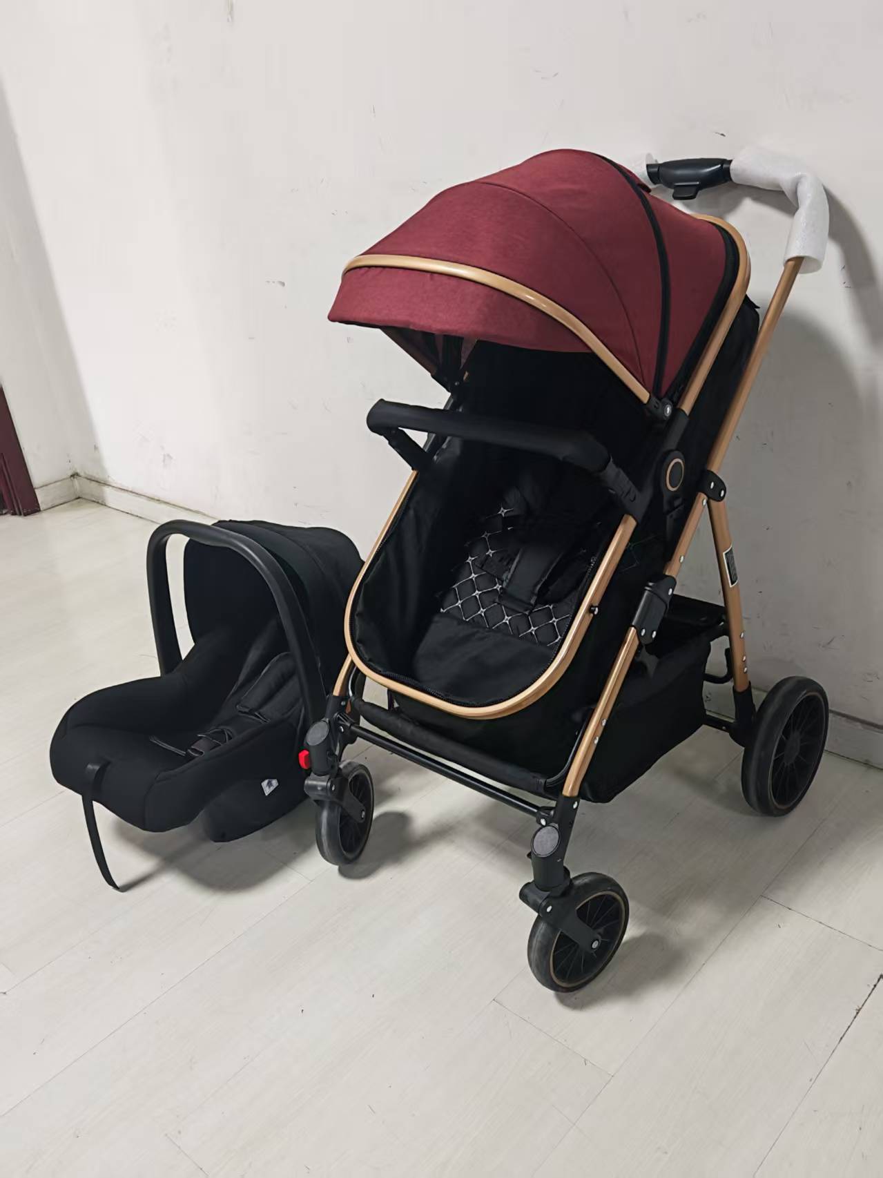 Cochecito con cesta, convertible para sentarse o recostarse, cochecito de bebé plegable bidireccional de vista alta, cochecito de bebé para niños con cuatro ruedas y estructura dorada.
