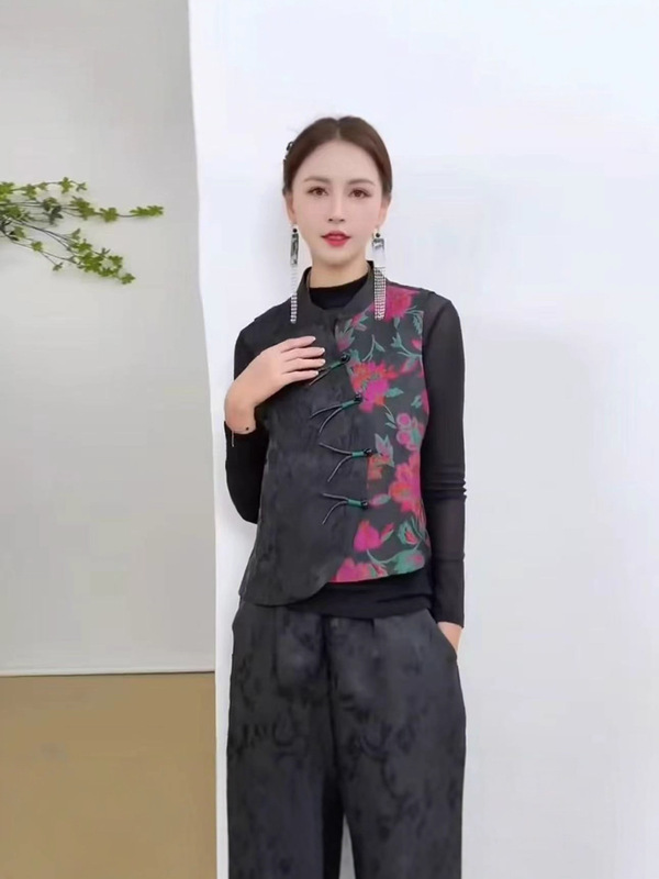 新中式国风香云纱冠乐皱提花马甲盘扣设计无袖版型显瘦坎肩女|undefined