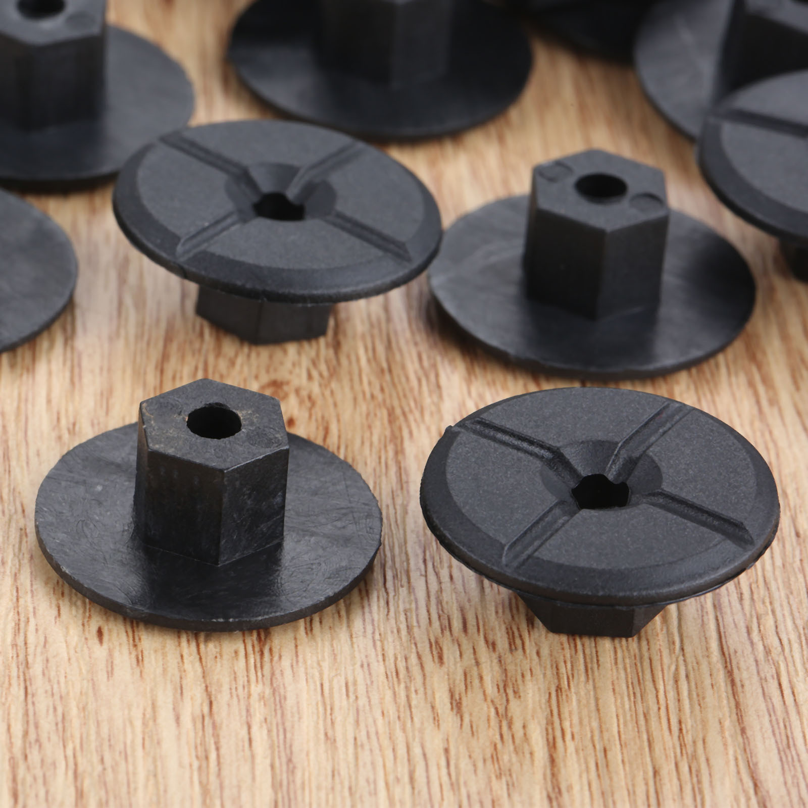 Adecuado para Mercedes-Benz coche hebilla tuerca Fender clip auto-roscado tarjeta titular coche accesorios K90