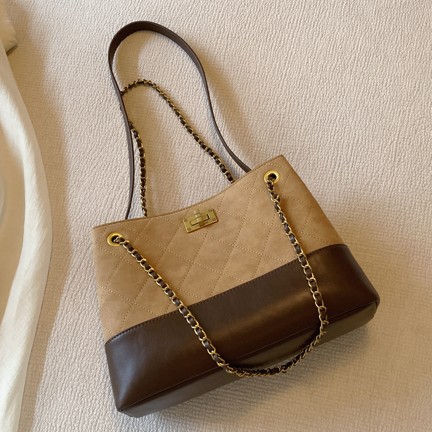 New Large-Capacity Tote Bag for Women Autumn and Winter Suede Quilted Chain Shoulder Crossbody Bag Fashionable Texture Tote Bag 4