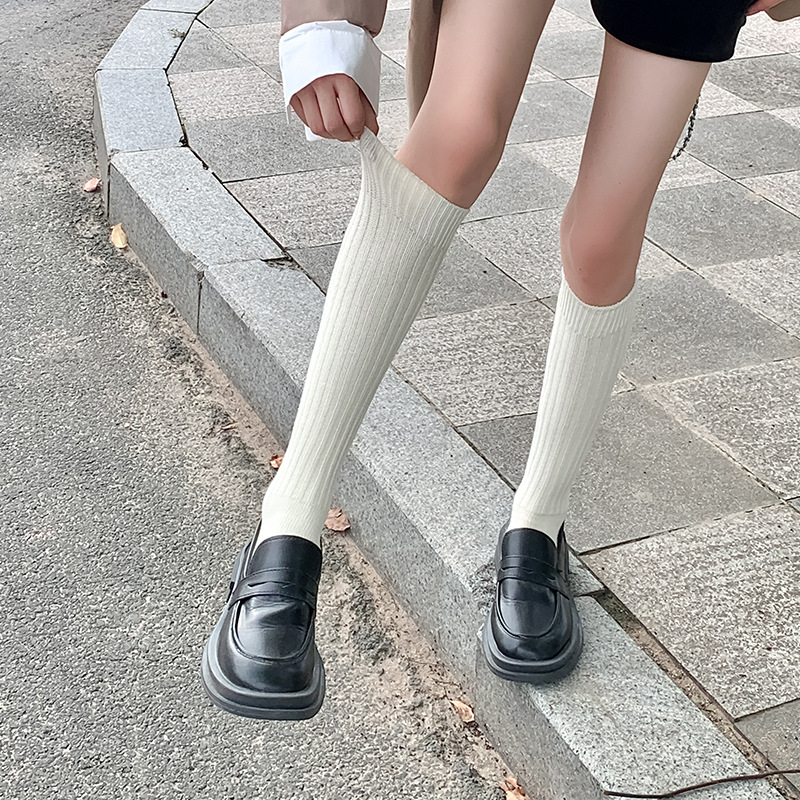 Calcetines de pantorrilla para mujeres primavera y otoño todo-Partido rayas verticales color sólido adelgazamiento pila calcetines ins japonés estilo de la Universidad dulce niñas medias