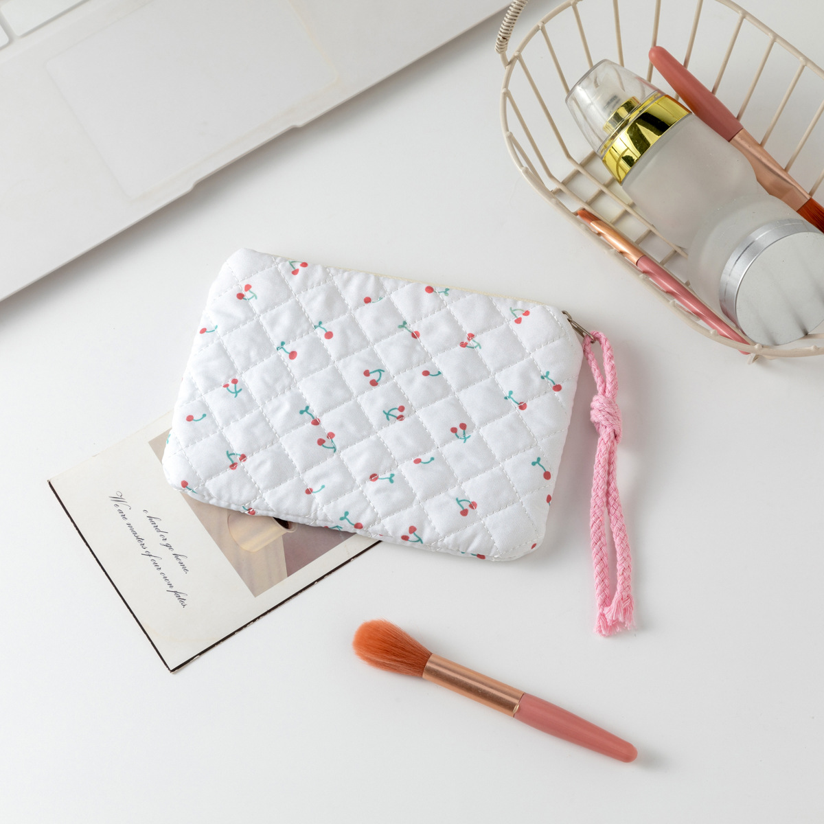 흰색 바탕에 체리