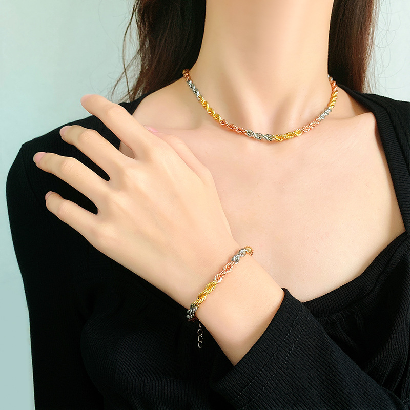 Zhuang Sheng joyería al por mayor ins estilo nicho diseño collar de las mujeres todo partido galvanizado color oro torcedura cuerda cadena traje