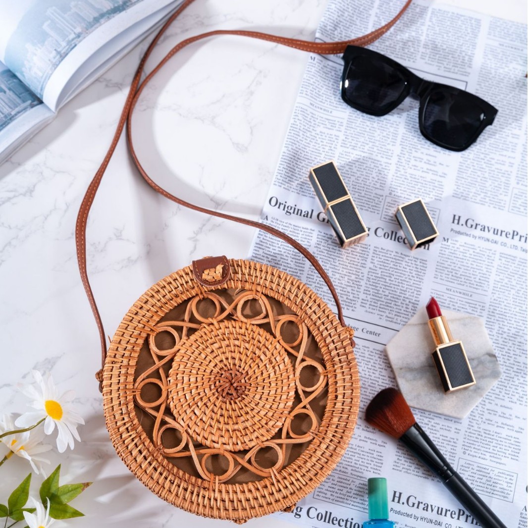 新作insネット紅女包斜めショルダー草編み透かし彫り文芸編み籐編みバケツ包み草編みバッグ