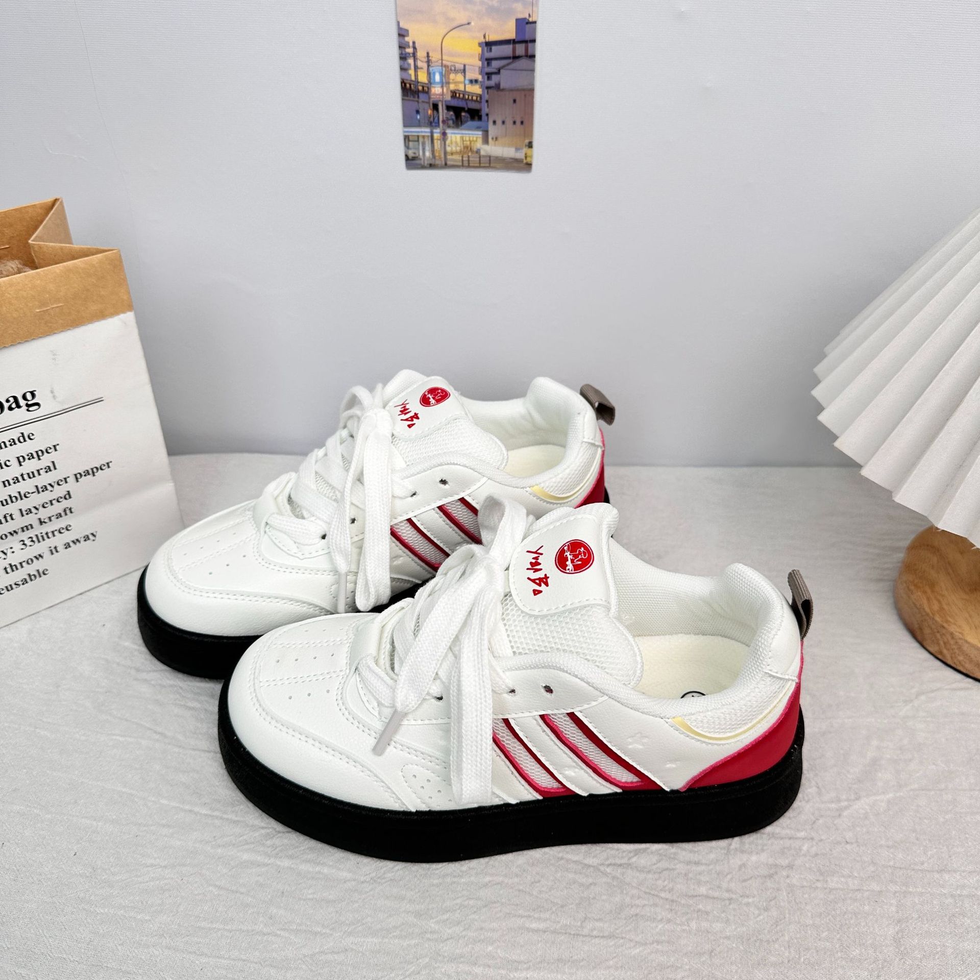 Yuanbo versión coreana de zapatos de pan de color caramelo para mujer 2025 primavera nuevas zapatillas deportivas retro zapatos blancos de moda para el cabello
