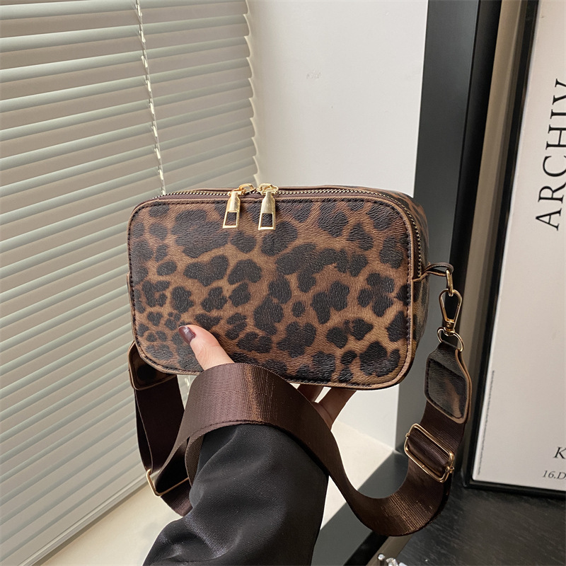 Fashionable Double Zipper Leopard Print Shoulder Crossbody Bag with Retro Wide Shoulder Strap for Women, Stylish Small Square Bag for Going Out and Commuting
