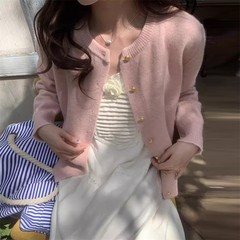 韓国版の優しいレトロな小金は丸首のニットのカーディガンの女性を掛けます。