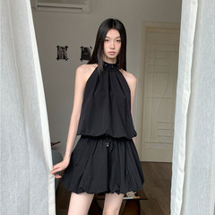 黒いスーツの女性のデザイン感の小さい大衆は首のガーターの上着を掛けます。