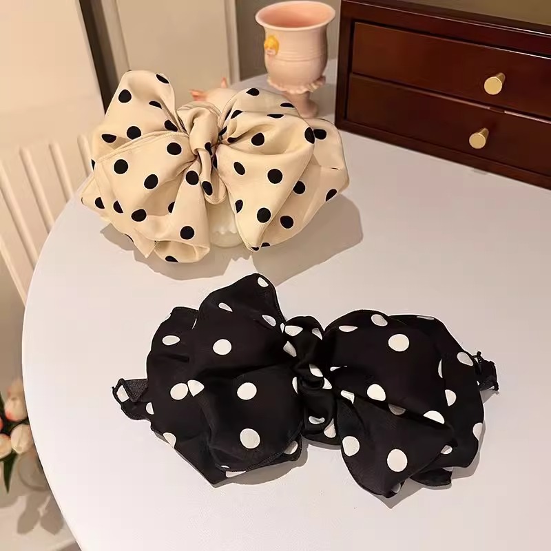 Crab pin with bow