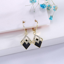 �պ��¿С�ɸ��Զ���ʱ�к�ɫ����˫�������ʶ���С����ƶ�׹