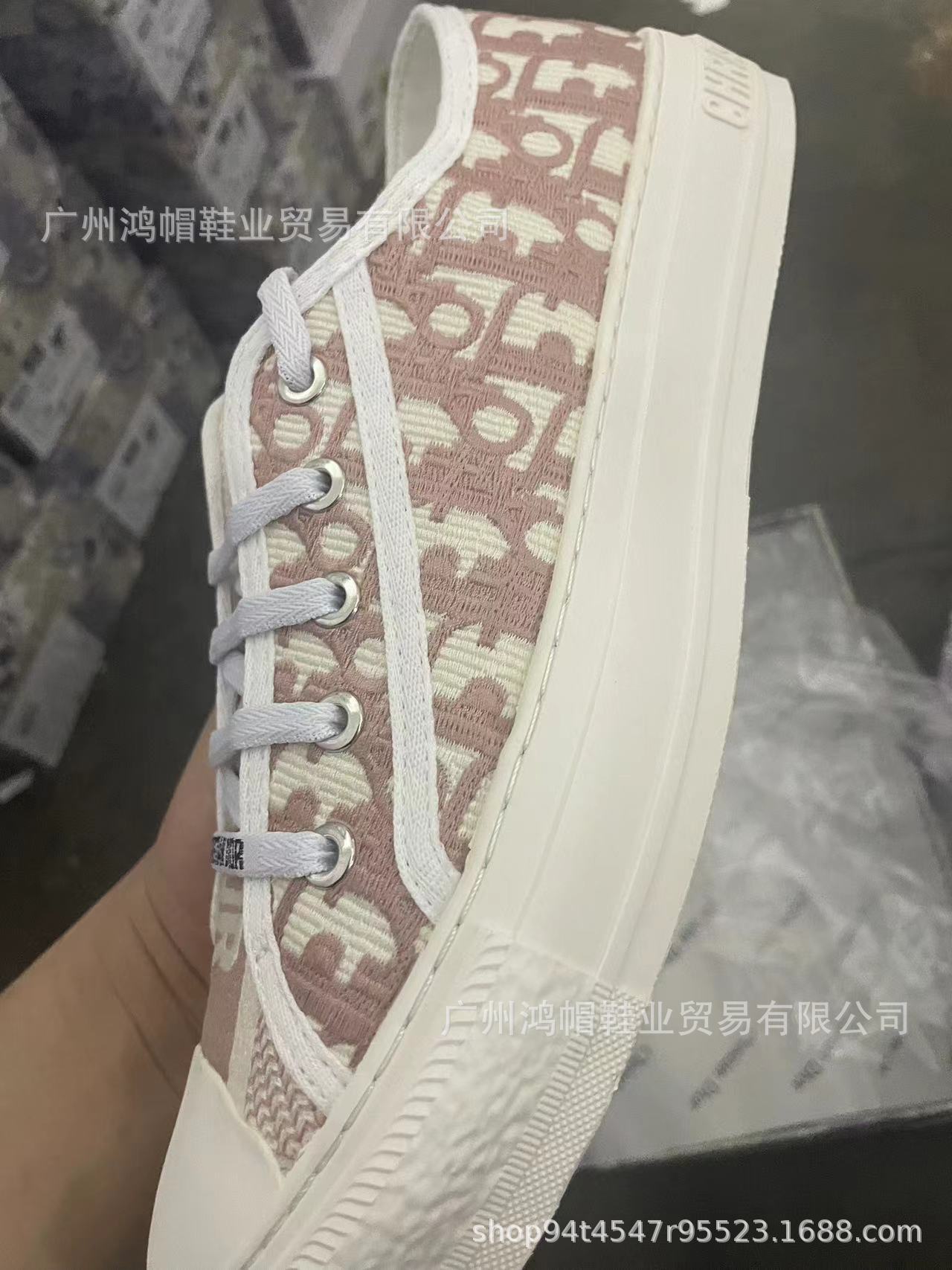 2024 Estación europea Primavera Nuevo estilo Bordado Alfabeto D Hogar Mujer Trendy ins Todo fósforo nicho Otoño Zapatos de lona plana Fondo plano