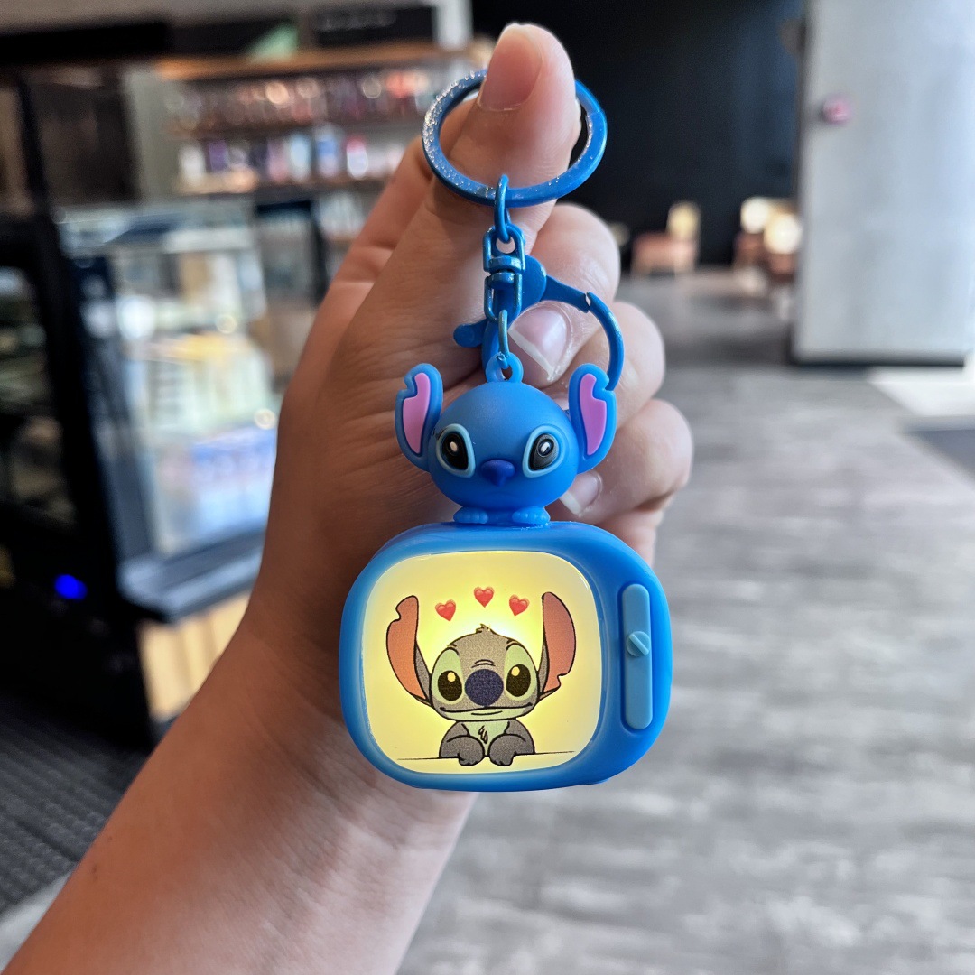 Dibujos animados anime Stitzi llavero estudiante mochila escolar colgante bolso colgante colgante máquina de garras evento pequeño regalo al por mayor