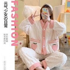 刺繍の水蜜桃のパジャマの女性の甘いカーディガンのスーツの秋冬のサンゴの絨毯の厚い保温の烏龍桃の家の服