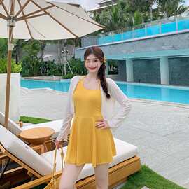 连体泳衣女新款高级感奶黄色平角裙式遮肚显瘦小胸聚拢保守游泳衣