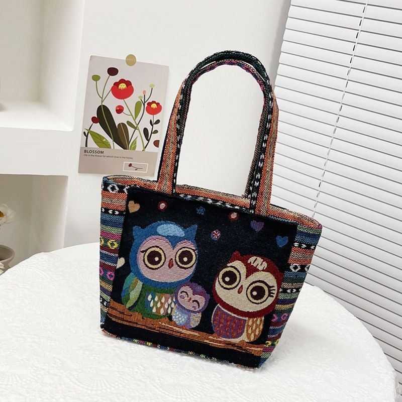国境を越えた刺繍キャンバスのハンドバッグは女性民族風のハンドバッグを持ってカジュアルなマミーバッグのサラリーマンが弁当袋を持っている|undefined