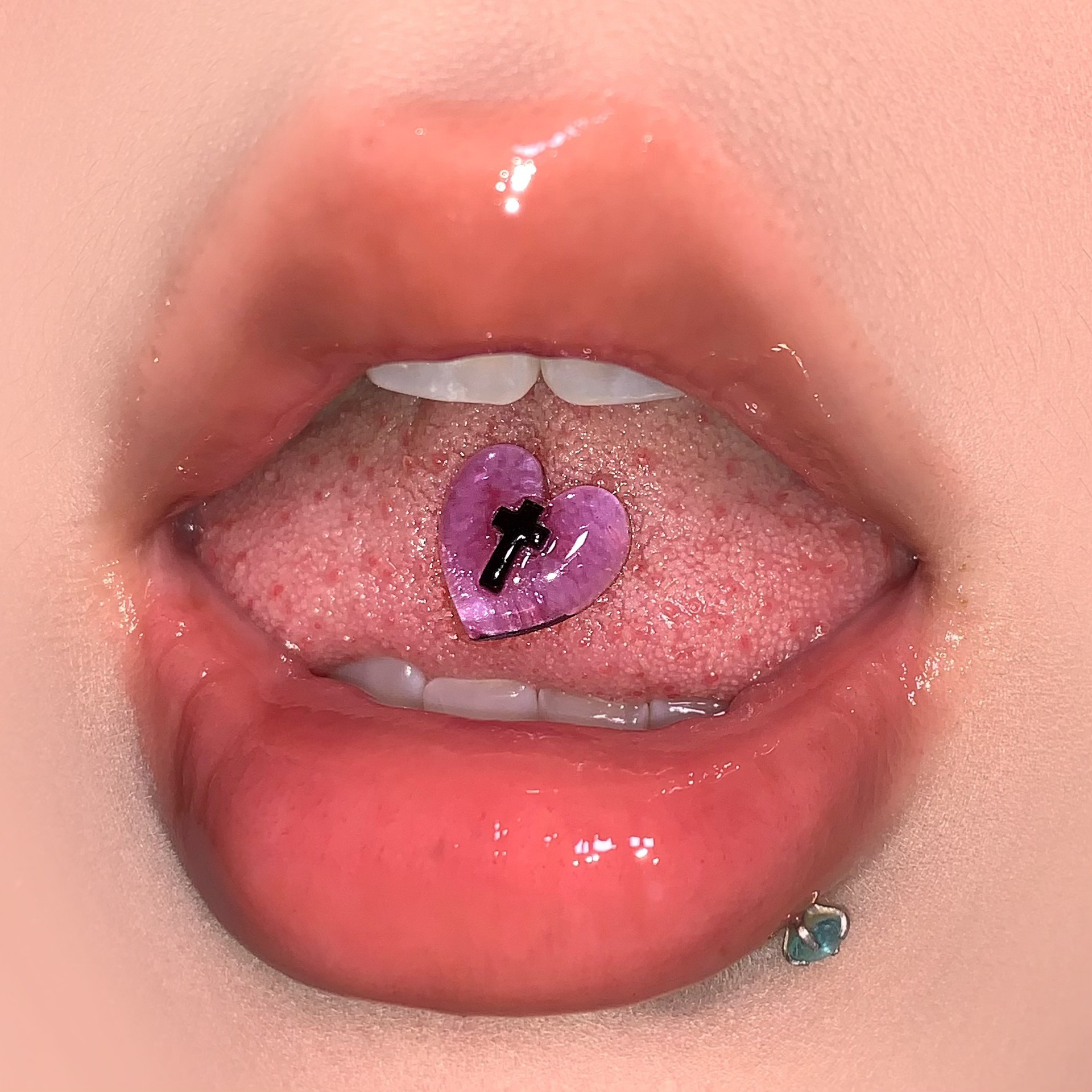 16G labret stud size and finish detail