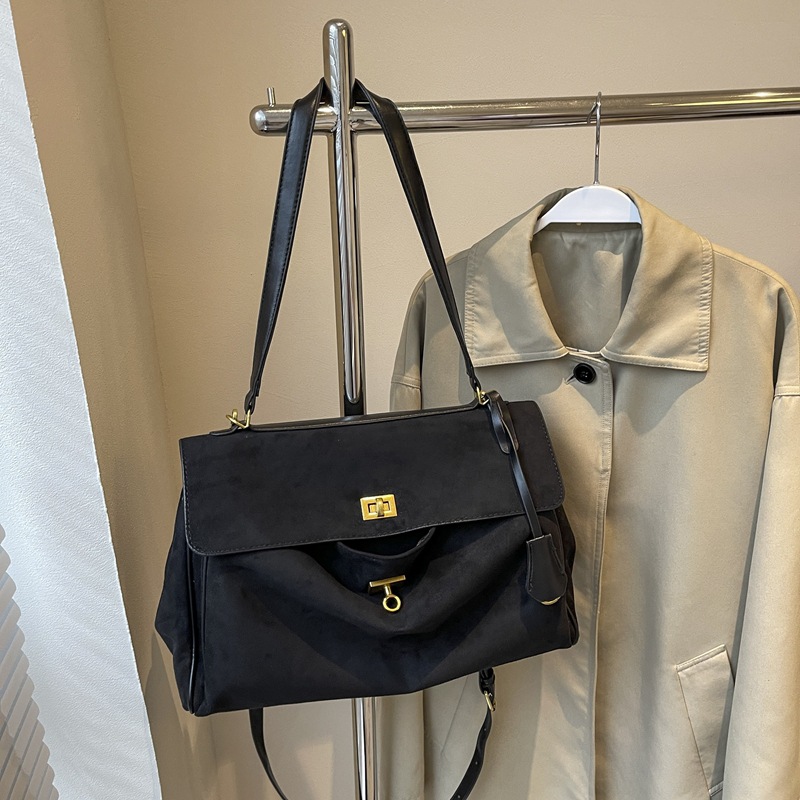 Este año, la popularidad de la bolsa de peluche retro, la capacidad de las mujeres, 2024 otoño y invierno, nueva moda, alta sensación de bolso de hombro.