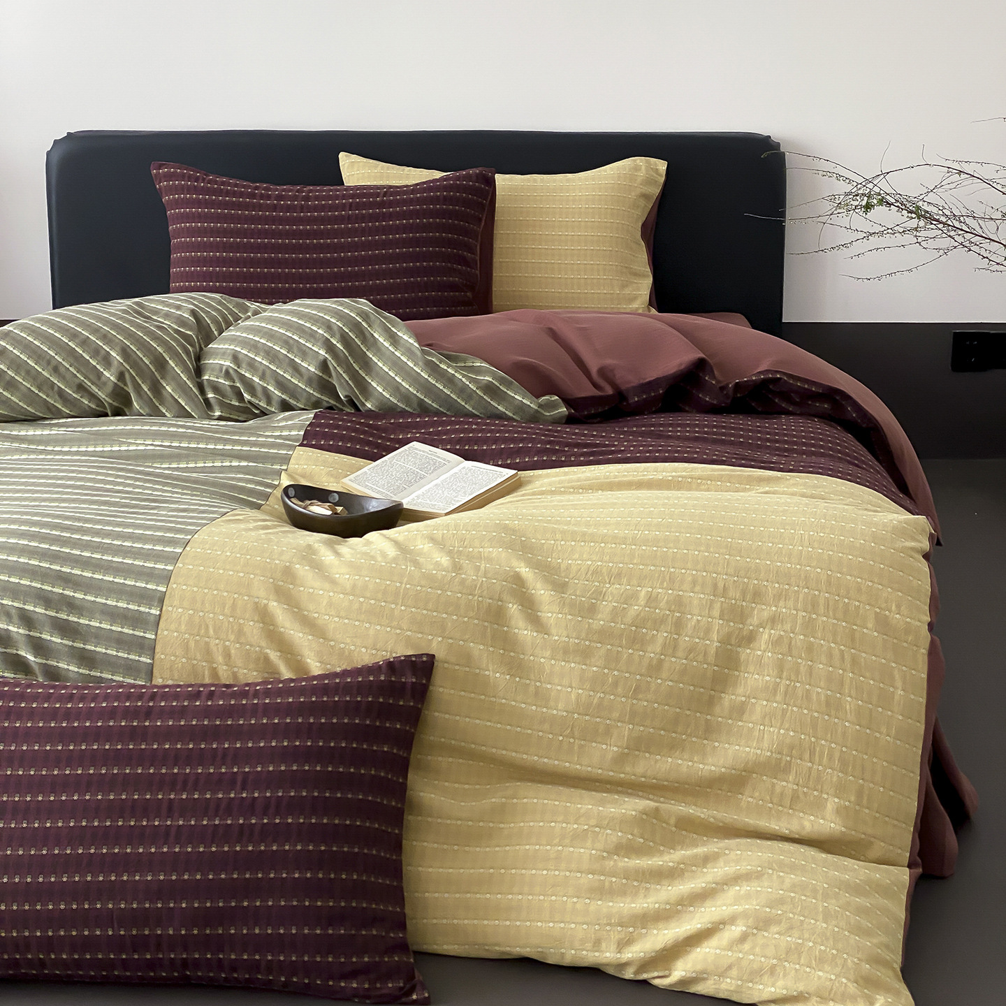 Italian Minimalist Artist Pure Cotton Jacquard Four-Piece Bedding Set with Striped Color-Blocking