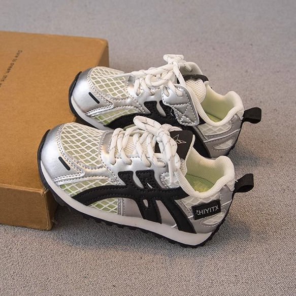 Zapatos infantiles de primavera y verano 2025, nuevos zapatos de entrenamiento antideslizantes casuales de red única para niños, zapatos deportivos cómodos para hombres y mujeres