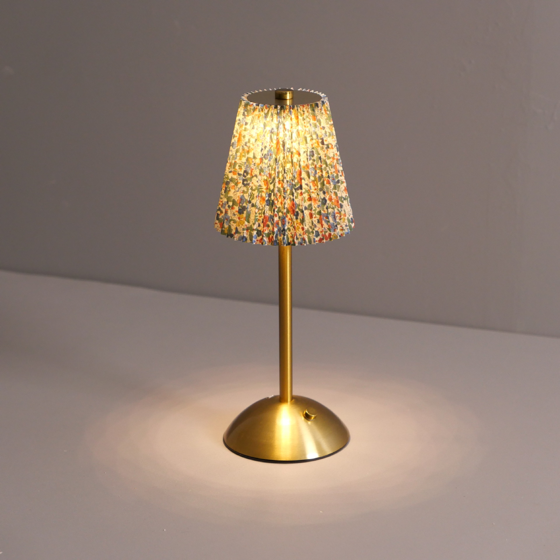 Lámpara de mesa de metal de tela más vendida de Amazon, decoración de carga LED, luz ambiental, restaurante USB, dormitorio, luz de noche junto a la cama