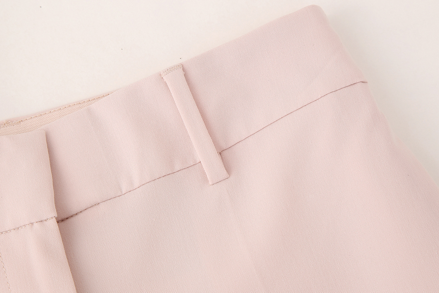 Pantaloni a sigaretta semplici e versatili, casual, tinta unita, della nuova collezione primaverile da donna_voghion.com