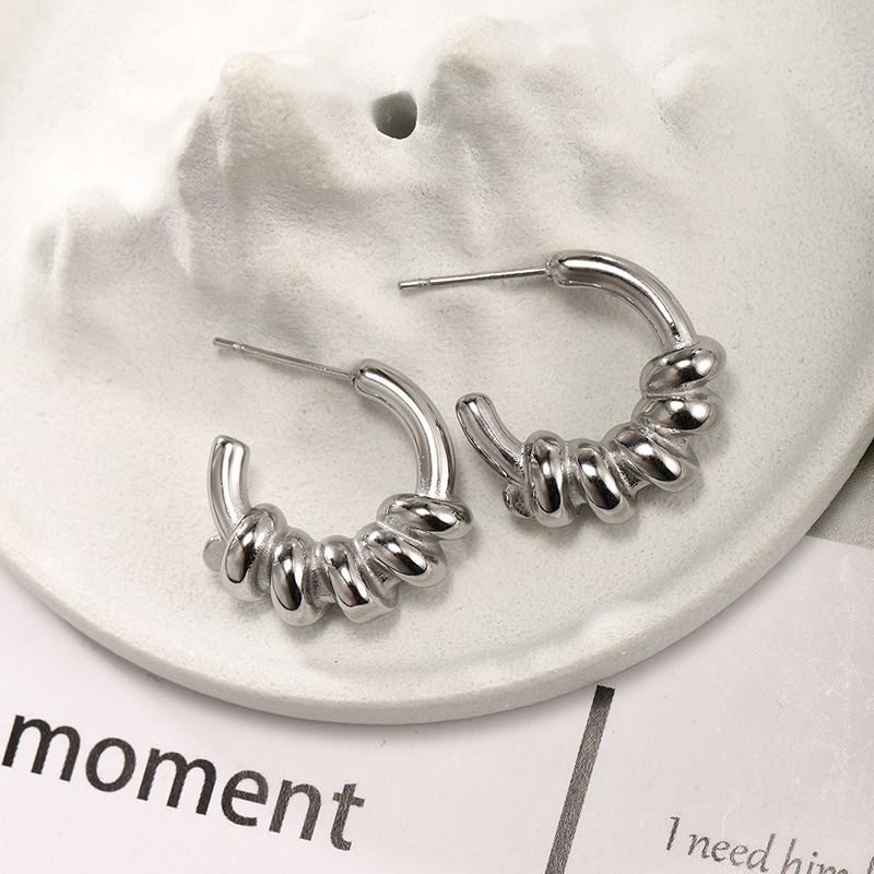 Xuping joyería de acero inoxidable simple pendientes de moda europea y americana personalidad en forma de C bambú junta torsión amor pendientes de orejas para mujeres