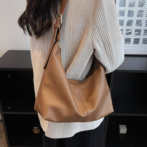 The trendy retro small handbags for women, new styles for  autumn and winter, casual crossbody bags with soft fabric, single-shoulder bucket bags.