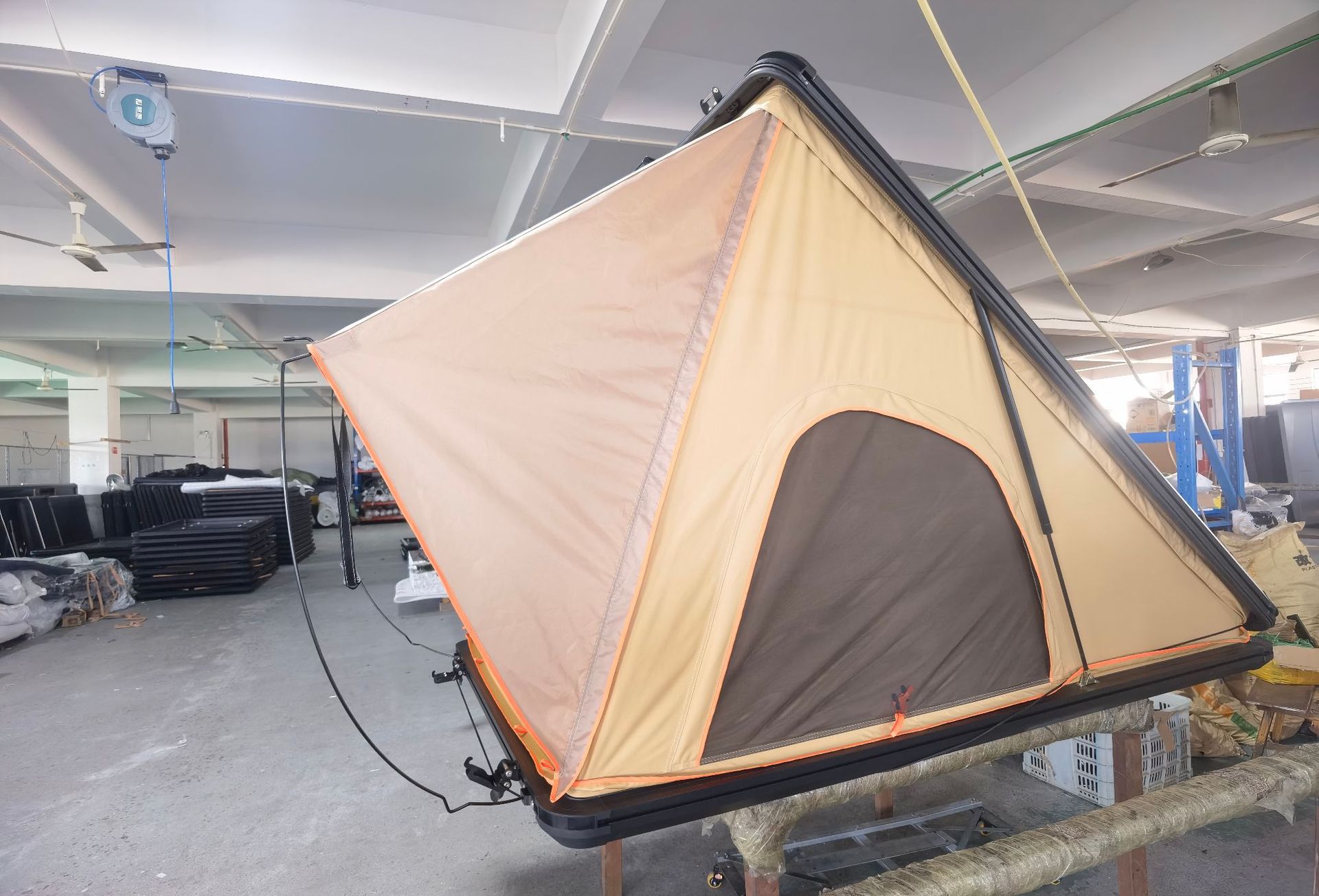 Aleación de aluminio triangular caqui poliéster tela de celos carpa de techo de carretera rápida tienda de techo duro