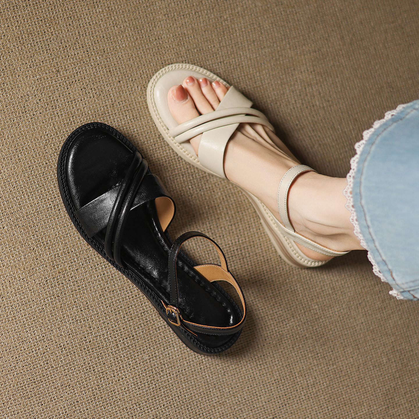 Dép sandal nữ xỏ ngón đế bệt quai ngang khóa — đen