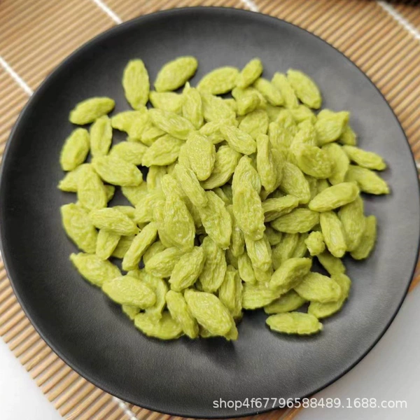 Simulated green raisins