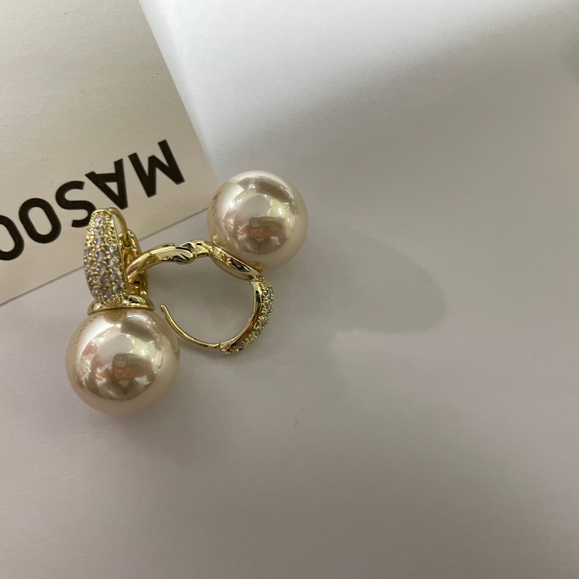 Pendientes de botón con circonitas y perlas para mujer_voghion.com